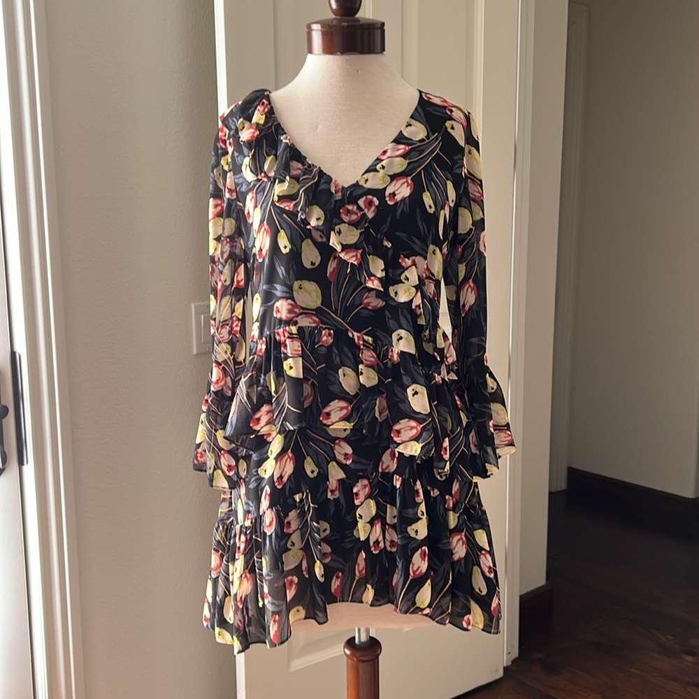 Cinq à Sept floral ruffled dress fully lined size 4- unworn